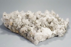 水晶,黄鉄鉱,閃亜鉛鉱<br> 尾太鉱山産 478g (363)